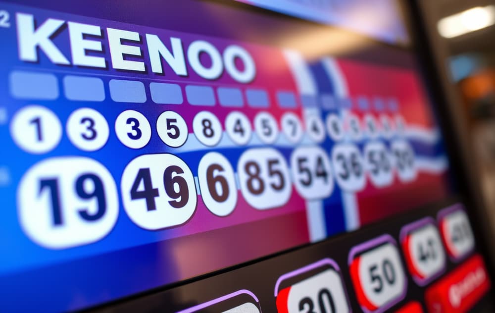 Keno-skjermbilde med utvalgte tall og trukne tall, norsk flagg i bakgrunnen.